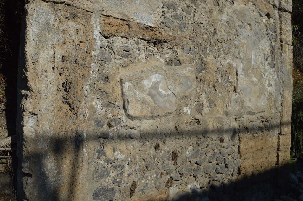 III.7.1 Pompeii. October 2017. Looking east along front façade towards entrance doorway, on right.
Foto Taylor Lauritsen, ERC Grant 681269 DÉCOR.

