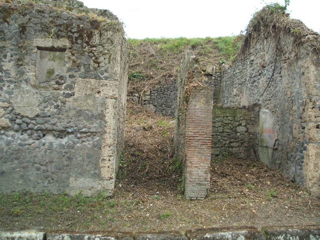 III.8.4 Pompeii (on left). May 2005.  Entrance of fauces leading to atrium. According to Liselotte Eschebach the painting identified by Frhlich as F22 may come from the facade of this house. See Eschebach, L., 1993. Gebudeverzeichnis und Stadtplan der antiken Stadt Pompeji. Kln: Bhlau. (p. 111).