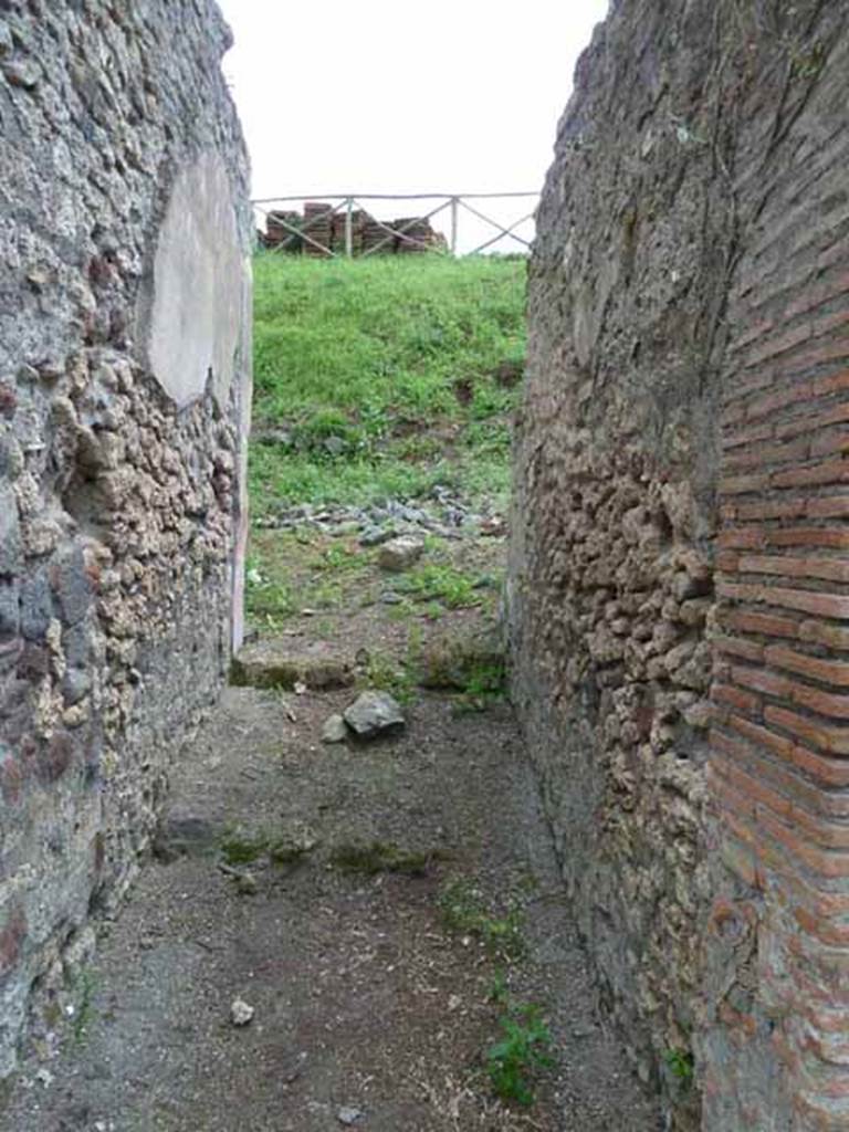 III.8.4 Pompeii. May 2010.  Looking south along entrance corridor.