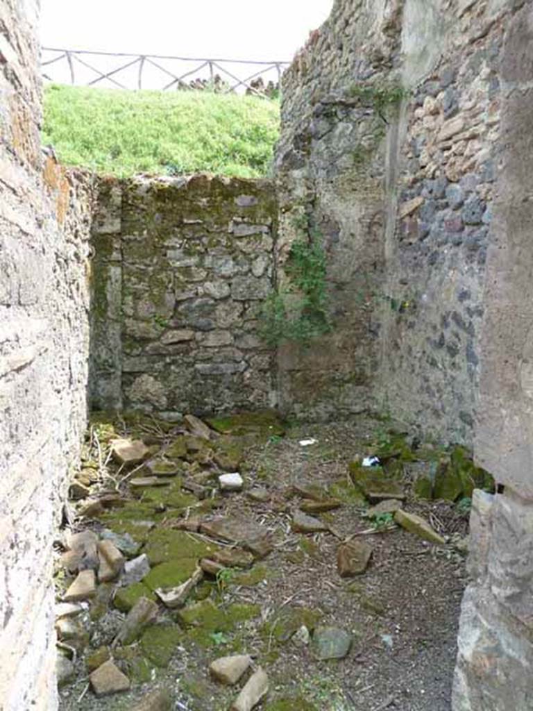 III.8.5 Pompeii. May 2010. Looking south