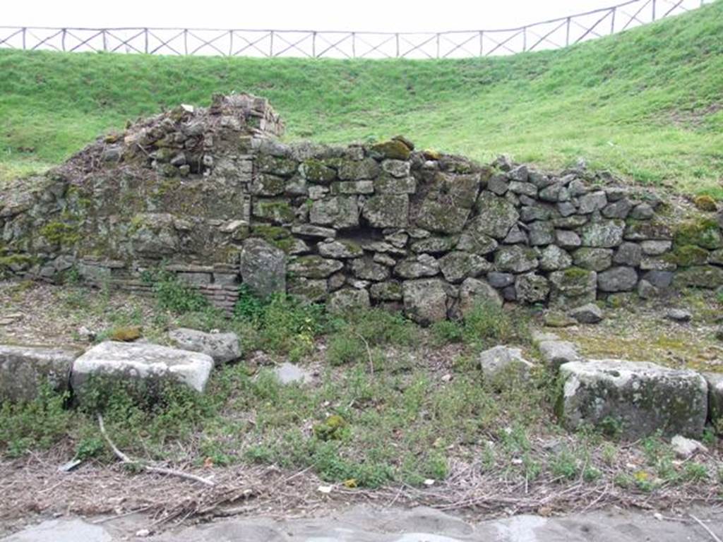 III.10.1 Pompeii. March 2009.       Blocked roadway                       III.9.6