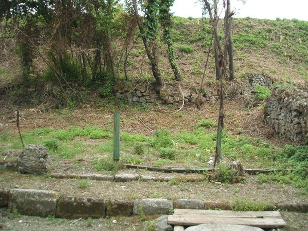 III.10.5 Pompeii (on the left) and III.10.4 (on the right). May 2005.