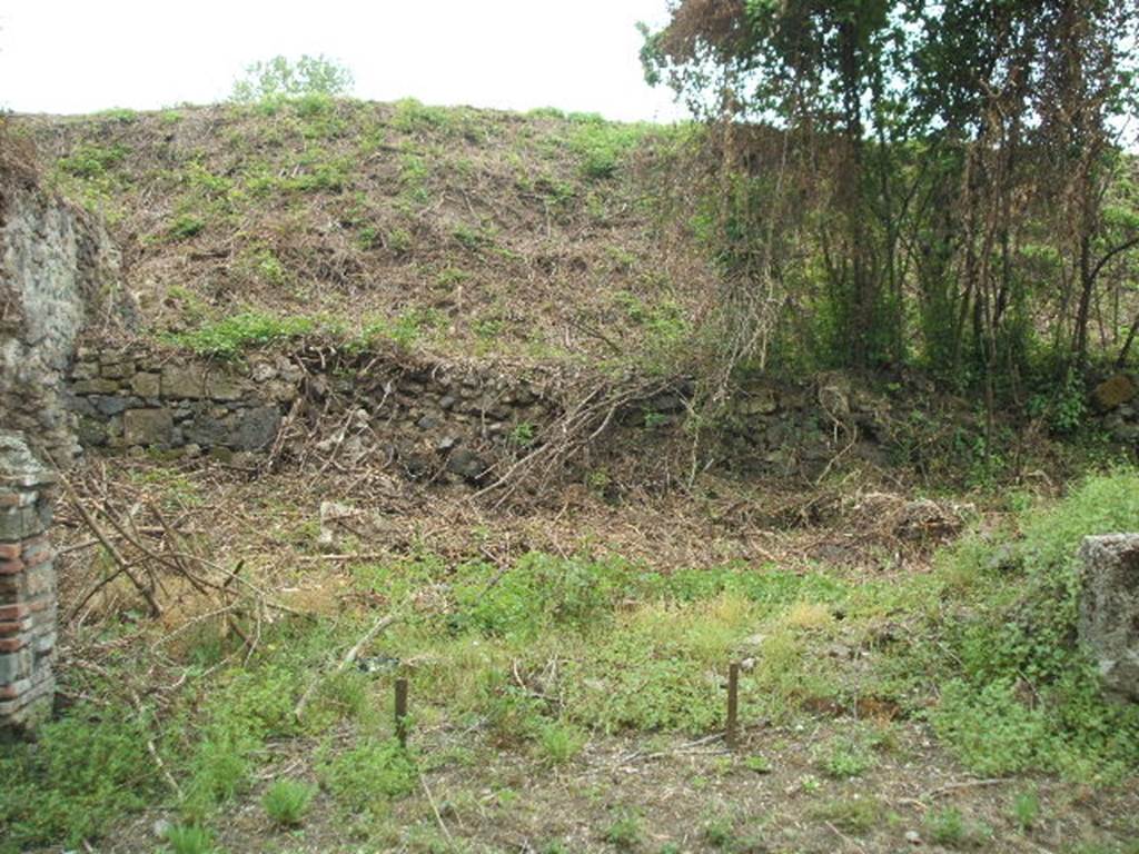 III.10.6 Pompeii. May 2005. Looking south across shop room of thermopolium.

It is difficult to reconcile the entrances in this insula with the plans 
as the entrances onto Via Nola have been filled in or are unexcavated.
