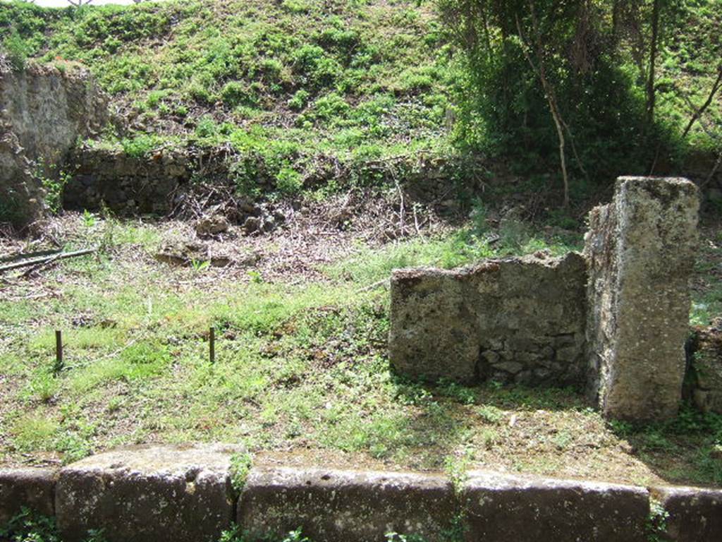 III.10.6 Pompeii. May 2006.   West side of thermopolium. Looking south.