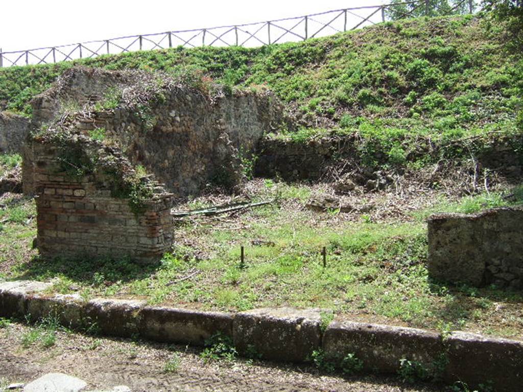 III.10.6 Pompeii. May 2006. East side of thermopolium, and east end of insula. 