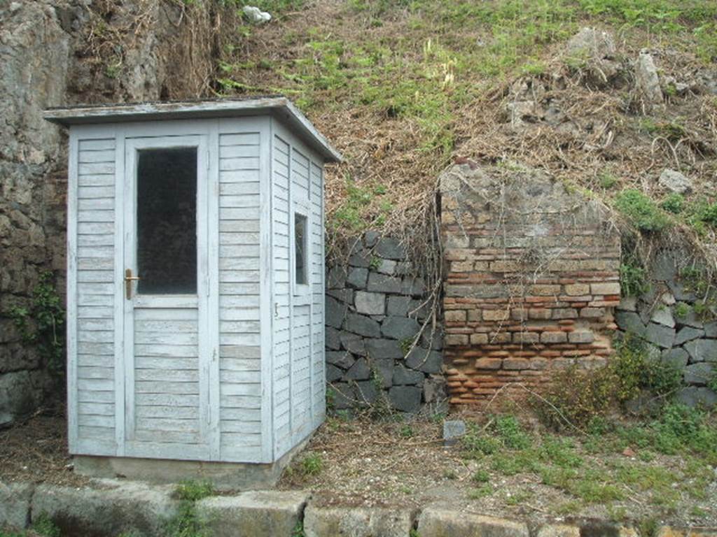 IV.1.d and IV.1.e Pompeii behind custodians shed. May 2006.
According to Liselotte Eschebach, there were Lararium paintings here.
She suggested this may possibly be F26 identified by Frhlich as from Regio IV.
See Eschebach, L., 1993. Gebudeverzeichnis und Stadtplan der antiken Stadt Pompeji. Kln: Bhlau. (p.116, IV.1.5).

