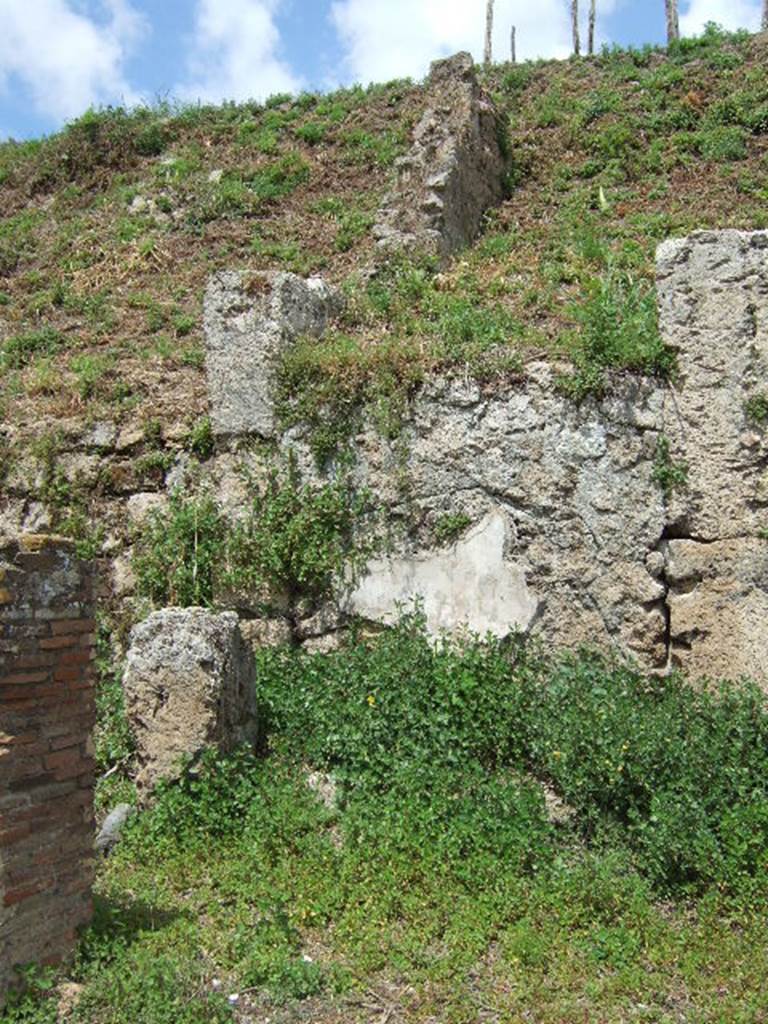 IV.2.a Pompeii. May 2006. West side of entrance.
