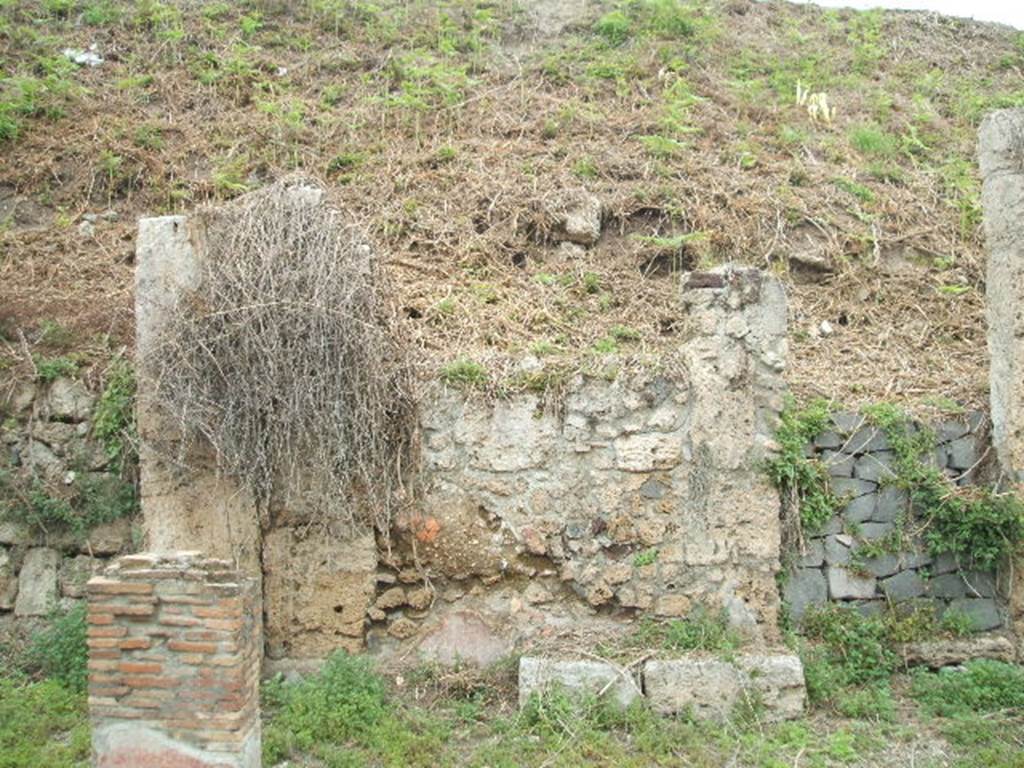 IV.2.b Pompeii. May 2005. West side of entrance.