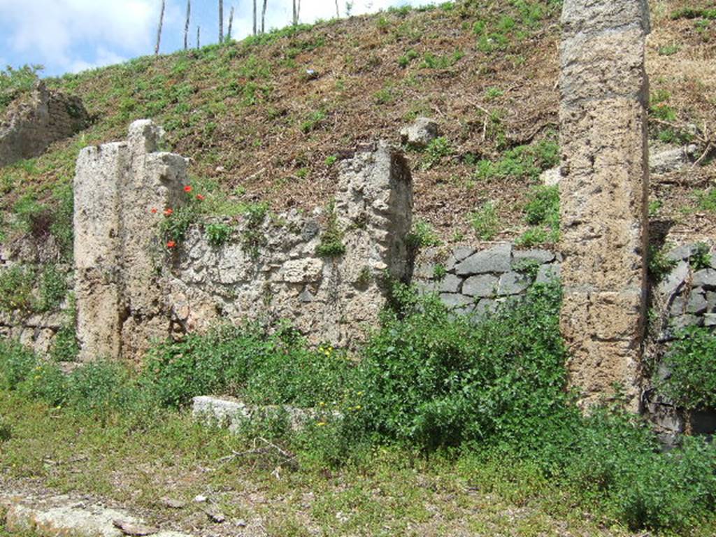 IV.2.b Pompeii. May 2006. Entrance and west side.