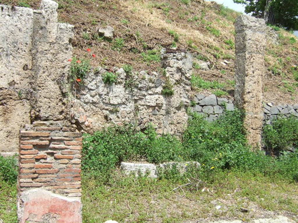 IV.2.b Pompeii. May 2006. West side of entrance.