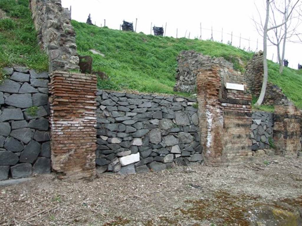 IV.2.e Pompeii. March 2009.  Wide entrance to shop.
