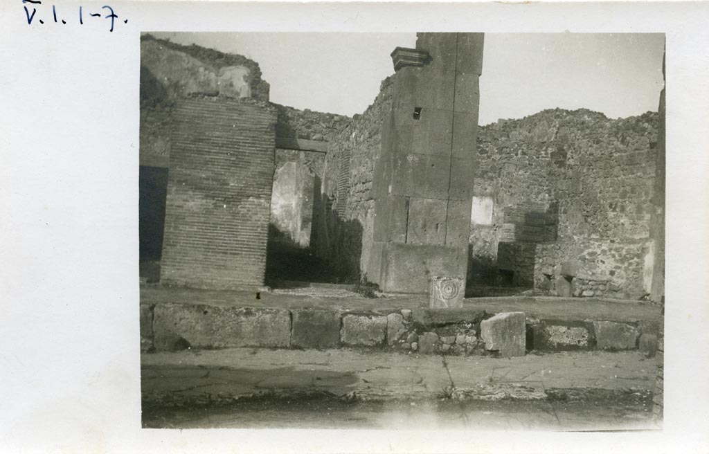 V.1.3 Pompeii, centre left. Pre-1937-1939. Looking north to entrance doorway on Via di Nola.
Photo courtesy of American Academy in Rome, Photographic Archive. Warsher collection no. 88.
