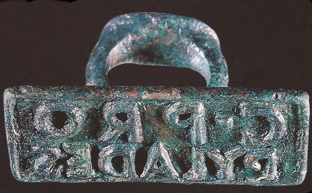 V.I.13 Pompeii. Seal of C PRO PYLADES. [CIL X 8058, 72]. On the ring handle is a winged caduceus.
See Corpus Inscriptionum Latinarum Vol. X part 2, 1883. Berlin: Reimer, p. 919.
Now in Naples Archaeological Museum. Inventory number 110828.
According to Epigraphik-Datenbank Clauss/Slaby (See www.manfredclauss.de) this expands to
C(aius) Pro(culeius)
Pylades      [CIL X 8058, 72]
