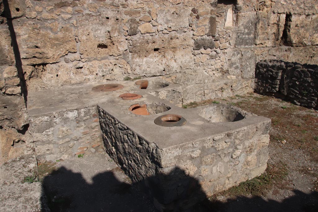 V.1.13 Pompeii. October 2023. Counter, looking north. Photo courtesy of Klaus Heese.