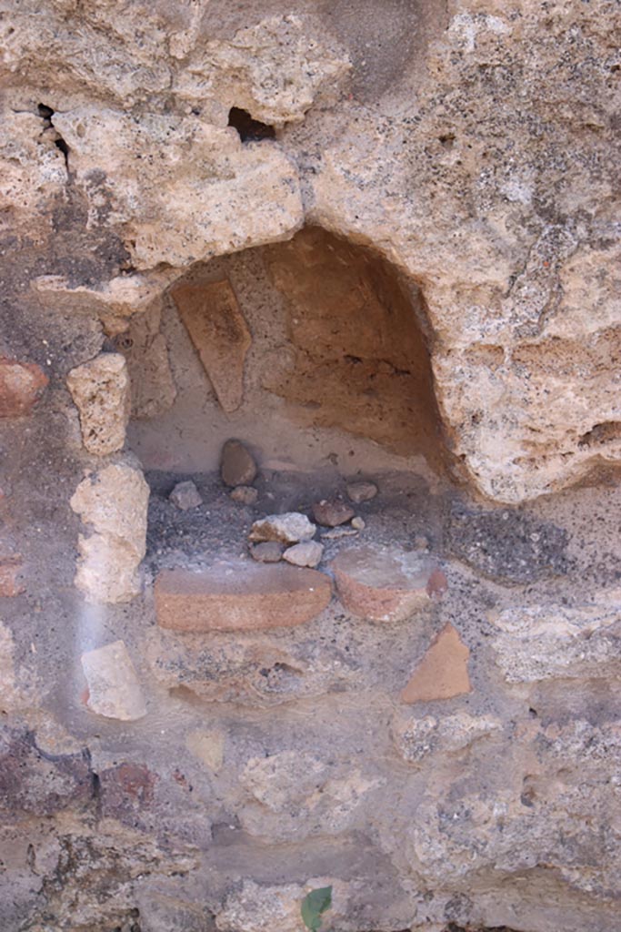 V.1.13 Pompeii. October 2023. 
Arched lararium niche in south wall of bar-room. Photo courtesy of Klaus Heese.

