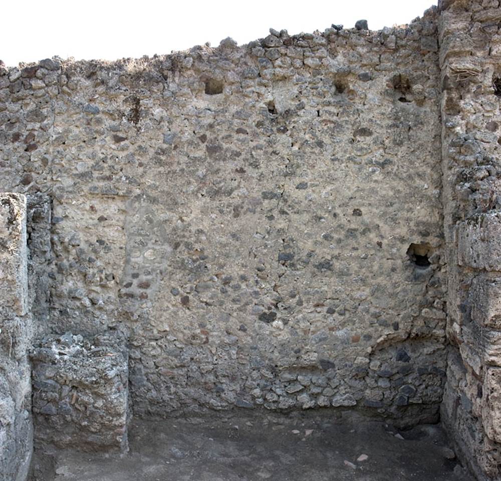 V.1.13 Pompeii. Post 2008. South wall of rear room “f”. Photo by Hans Thorwid. 
Photo courtesy of the Swedish Pompeii Project.
