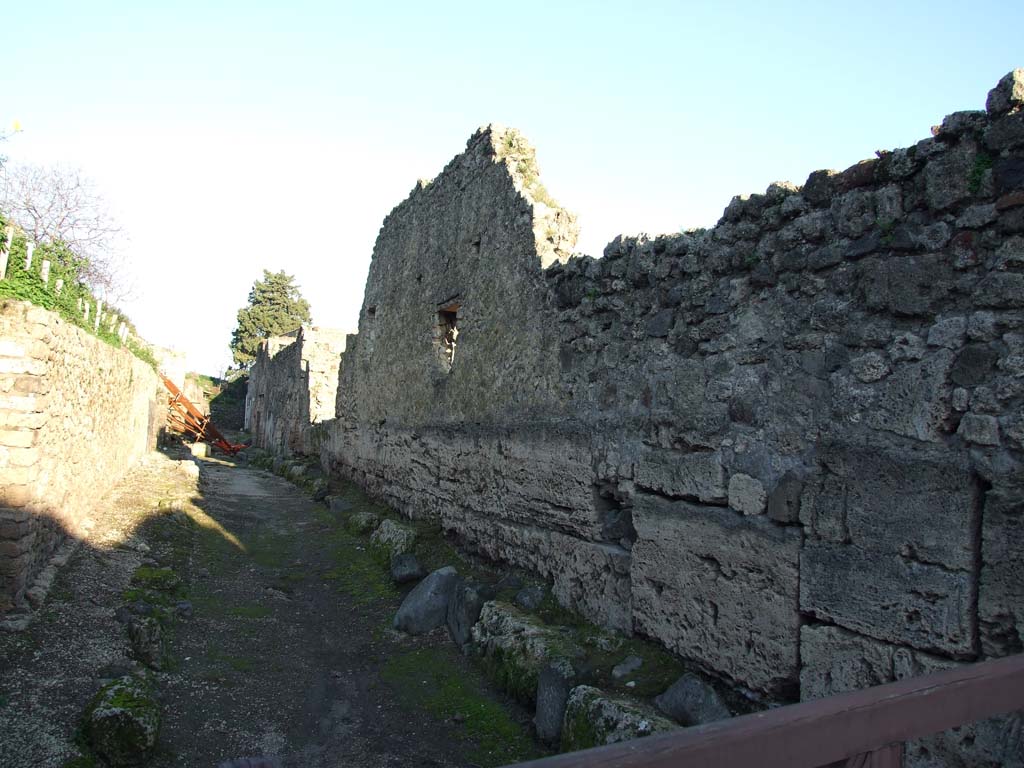Outside north wall of V.I.13, Inn of Salvius in Vicolo delle Nozze d’ Argento, on right. December 2006.