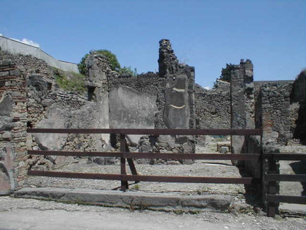 V.I.14 Pompeii.  May 2005.  Entrance.