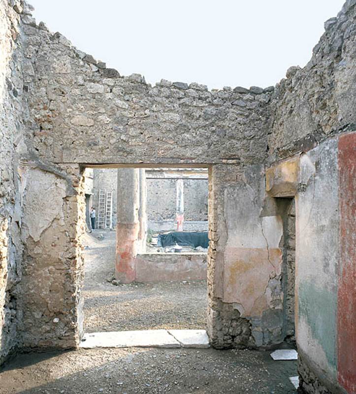 V.1.18 Pompeii. October 2019. Exedra “o”, looking north through doorway into the middle room on north side of peristyle “i”,
Foto Annette Haug, ERC Grant 681269 DÉCOR.

