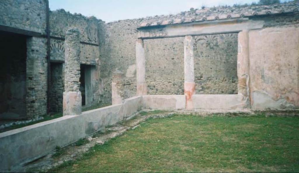 V.1.18 Pompeii. March 2009. Exedra “o”, east wall.