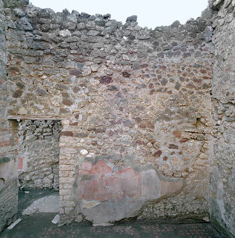 V.1.18 Pompeii. December 2007. 
Exedra “o”, east wall. Remains of wall painting on east wall and doorway through to large Oecus “p”.
