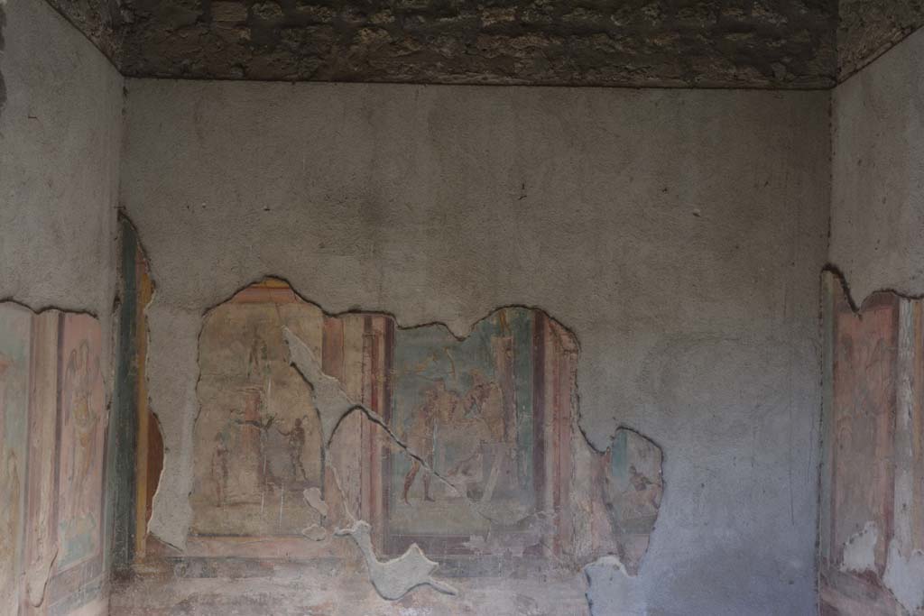 V.1.18 Pompeii. October 2019. Exedra “y”, looking towards north wall in room on north-east side of peristyle.
Foto Annette Haug, ERC Grant 681269 DÉCOR.
