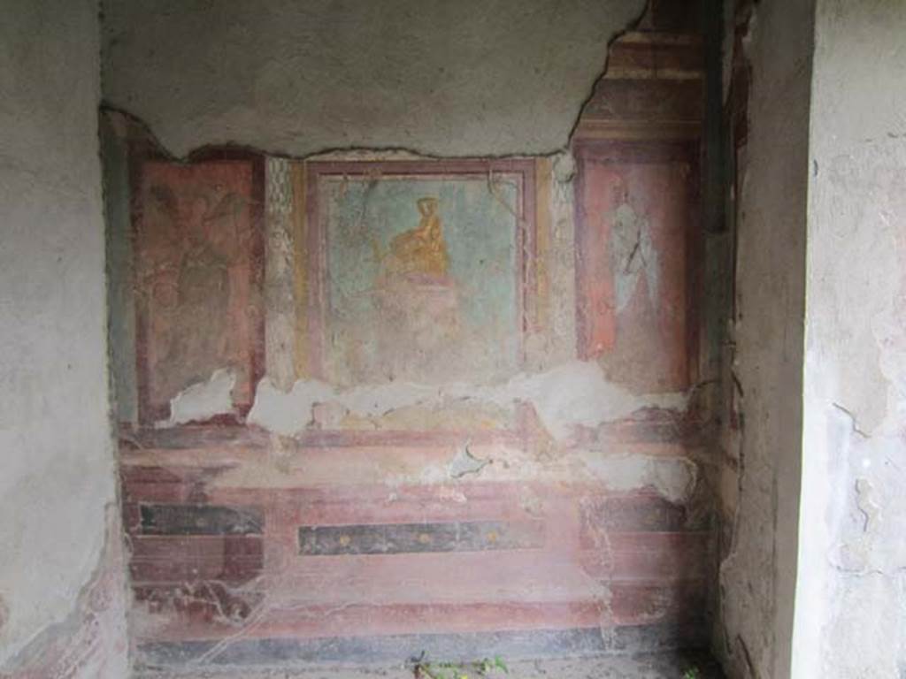 V.1.18 Pompeii. April 2012. East wall of exedra “y”. Photo courtesy of Marina Fuxa.