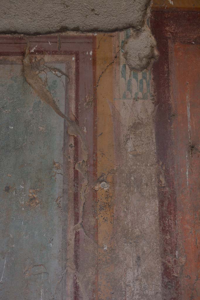 V.1.18 Pompeii. October 2019. 
Exedra “y”, detail of upper painted frame of central painting on east wall.
Foto Annette Haug, ERC Grant 681269 DÉCOR.
