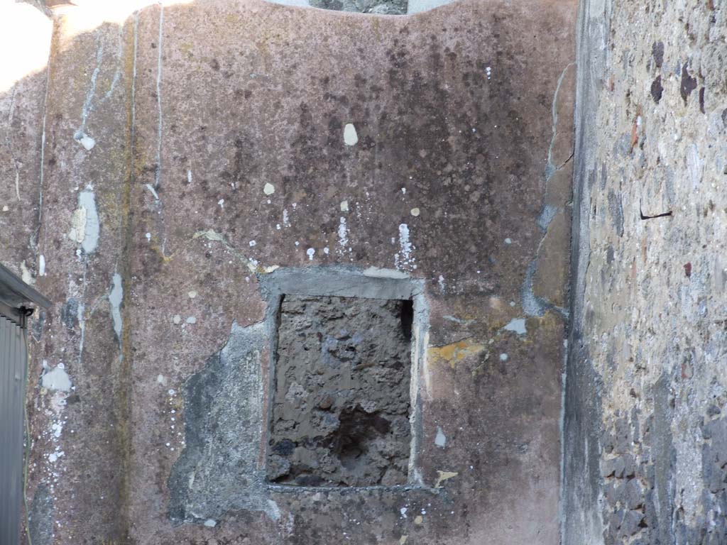 V.1.18 Pompeii. December 2007. Exterior wall with window of room “k”, in south-east corner of the peristyle “i”.