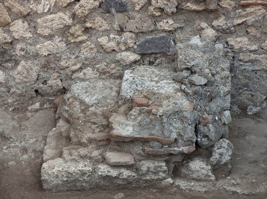 V.1.18 Pompeii. c.2005-2008. 
Peristyle garden “i”, detail of remains of stairs on east portico. Photo by Hans Thorwid.
Photo courtesy of The Swedish Pompeii Project.

