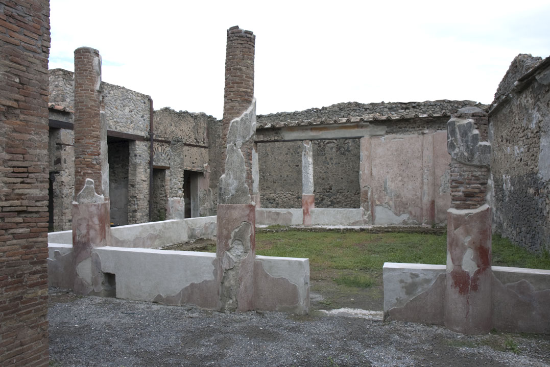 V.1.18 Pompeii. 2009. Peristyle “i”, looking east from tablinum “g”. Photo by Hans Thorwid.
Photo courtesy of The Swedish Pompeii Project.
