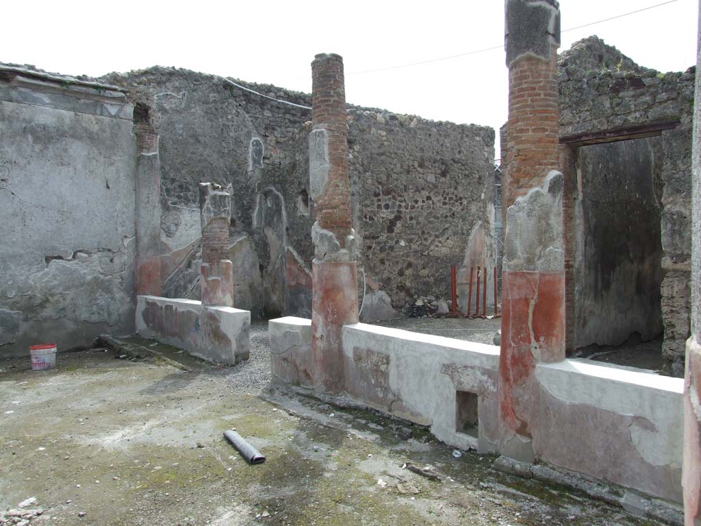 V.1.18 Pompeii. March 2009. Peristyle garden “i”, looking south-west to tablinum “g”.