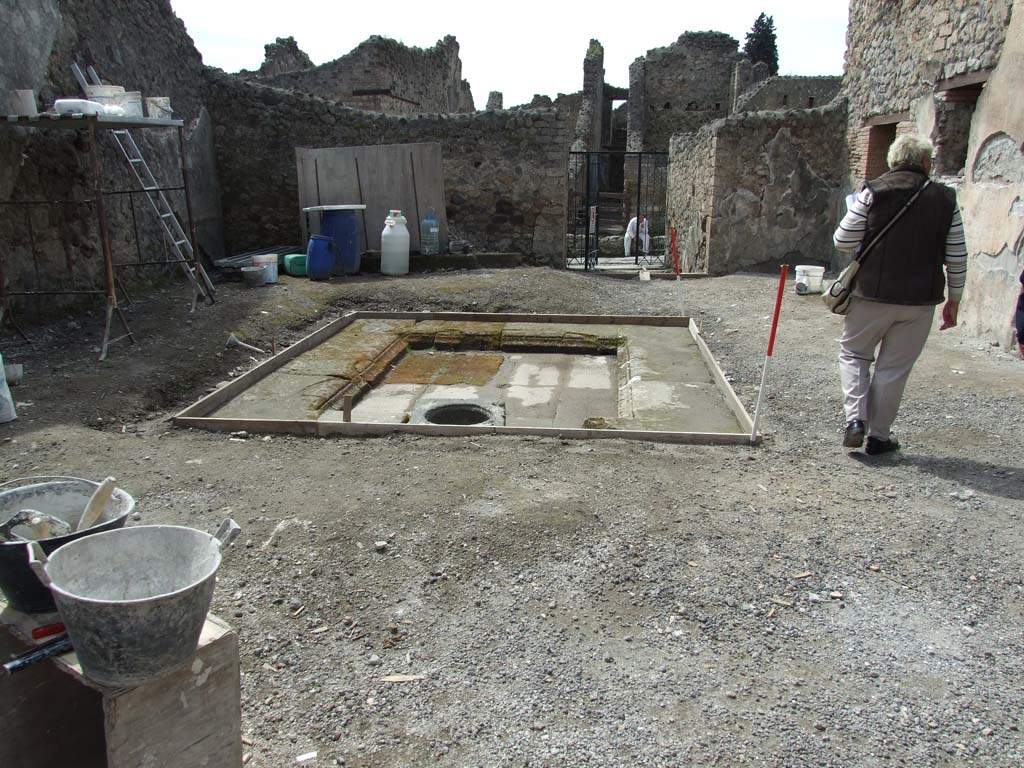 V.1.18 Pompeii. March 2009. Looking west from tablinum “g” towards impluvium in atrium “b”.