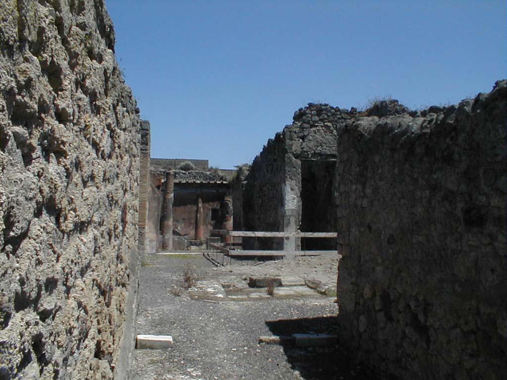 V.1.18 Pompeii. May 2005. Looking across atrium b and impluvium from entrance corridor a.  