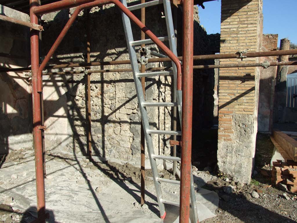 V.1.18 Pompeii. December 2007. Ala “e” on north side of atrium and corridor “h” to peristyle “i”.