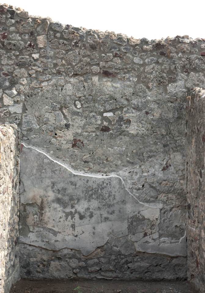V.1.23 Pompeii. Room “d”, Room 4, ala, south wall. Photo by Hans Thorwid.
Photo courtesy of the Swedish Pompeii Project.
