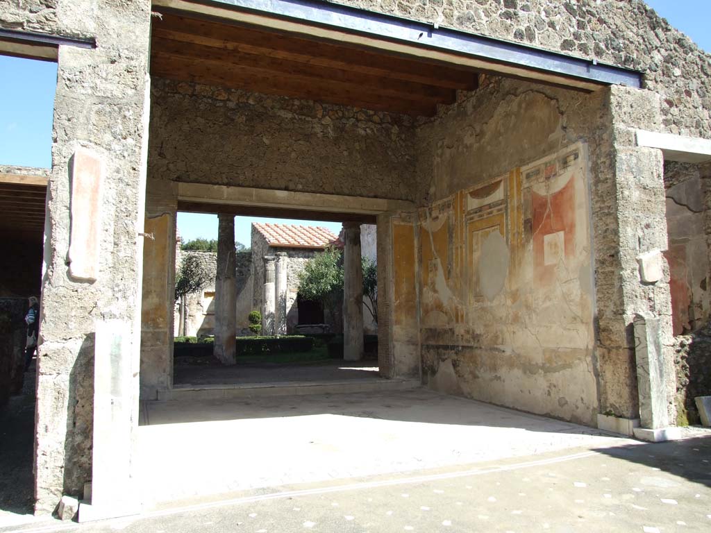 V.1.26 Pompeii. March 2009. Room “i”, tablinum, with 2 empty pillars for busts. Looking east to peristyle garden.