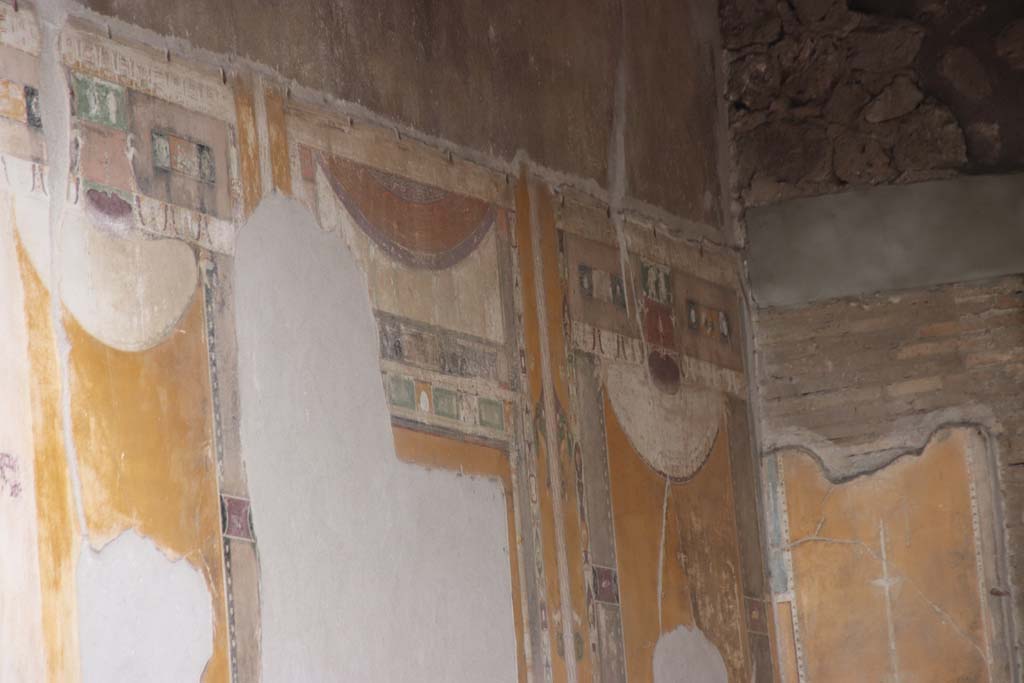 V.1.26 Pompeii. October 2020. Room “i”, looking towards upper north wall of tablinum at east end. Photo courtesy of Klaus Heese.