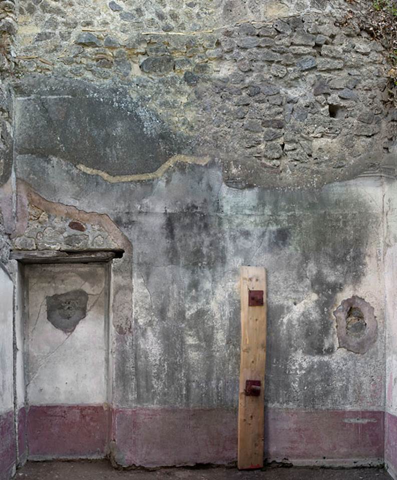 V.1.26 Pompeii. c.2003-2007. Room “p”, west wall. Photo by Hans Thorwid.
Photo courtesy of The Swedish Pompeii Project.
