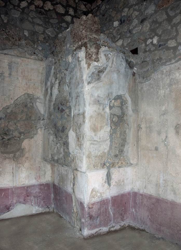 V.1.26 Pompeii. c.2003-2007.  
Room “p”, north-east corner. Photo by Hans Thorwid.
Photo courtesy of The Swedish Pompeii Project.
