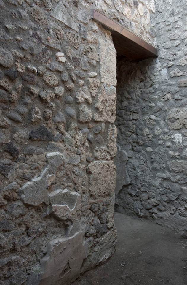 V.1.26 Pompeii. c.2003-2007.  
Room “q”, west wall with recess. Photo by Hans Thorwid.
Photo courtesy of The Swedish Pompeii Project.
