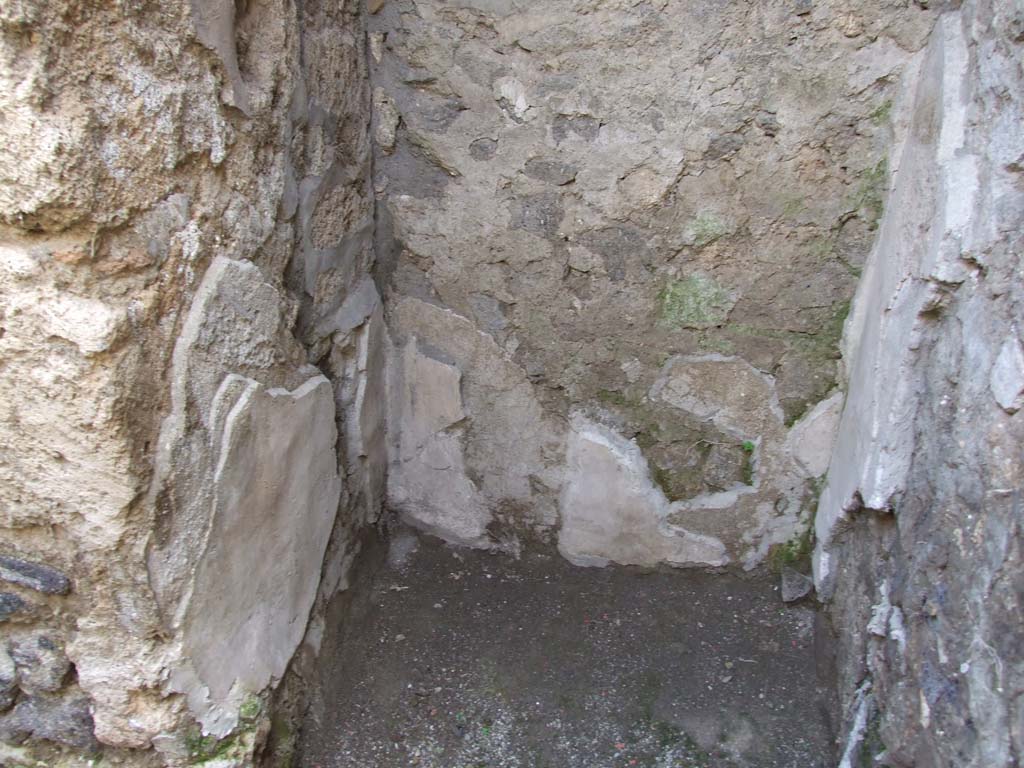 V.1.26 Pompeii. March 2009. Room “q”, recess in west wall.