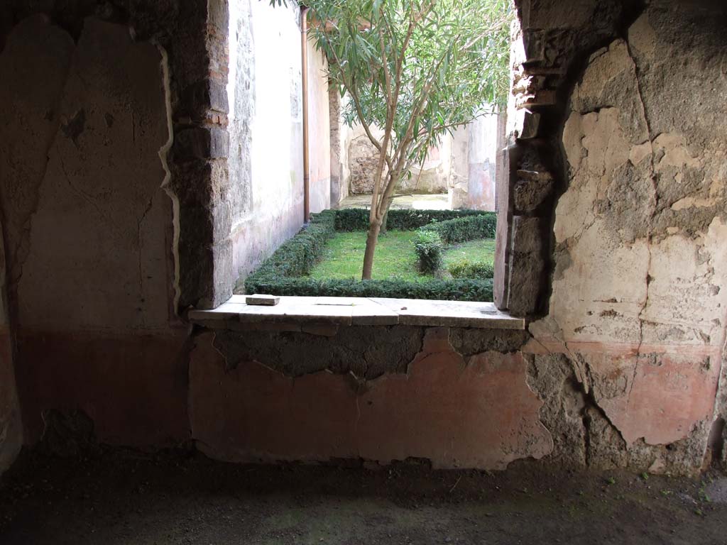 V.1.26 Pompeii. March 2009. Room “t”, west wall with window overlooking peristyle/garden.