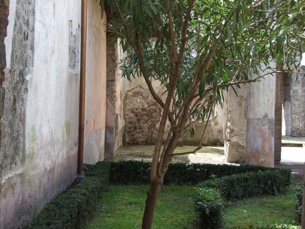 V.1.26 Pompeii. March 2009. Room L, garden peristyle looking west.