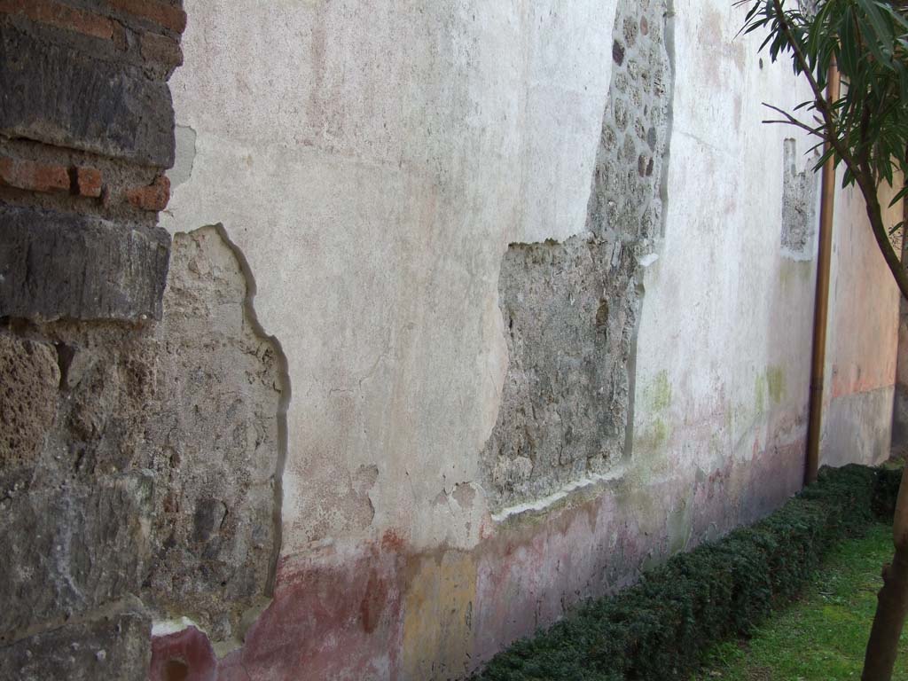 V.1.26 Pompeii. March 2009. Room L, south wall of garden peristyle, which used to be decorated with a large animal painting in the centre. 
Nothing now survives, other than a description by Mau. 
See Mau, Bullettino dell’Instituto di Corrispondenza Archeologica (DAIR), 1876, p.231-232.
A garden painting was on either side.

