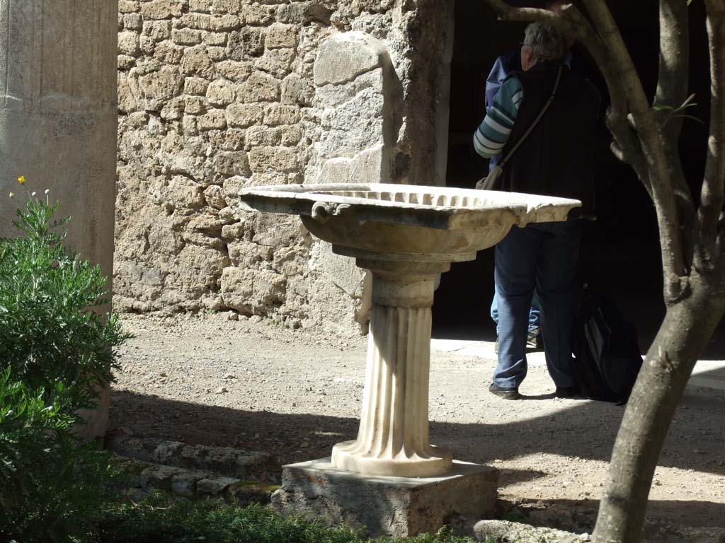 V.1.26 Pompeii. March 2009. Room L, marble basin on north side of peristyle, looking north-west.