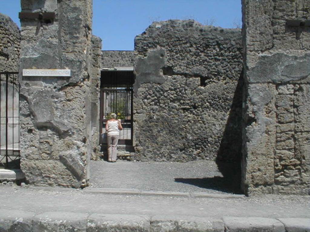 V.1.27 Pompeii, May 2005. Shop entrance.