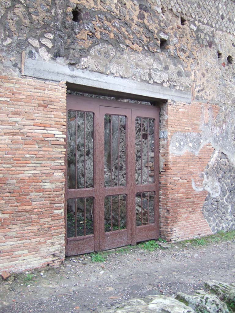 V.1.28 Pompeii. December 2005. Entrance.