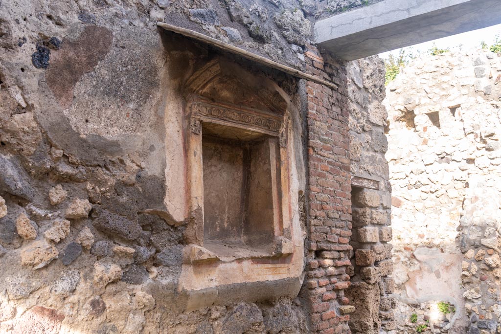 V.1.28 Pompeii. January 2024. Detail of niche on north wall of entrance corridor. Photo courtesy of Johannes Eber.