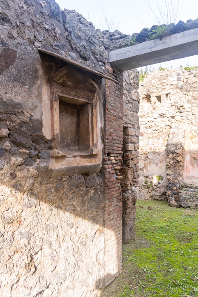 V.1.28 Pompeii. January 2024. North wall of fauces and niche. Photo courtesy of Johannes Eber.